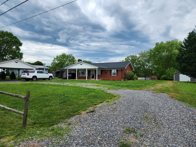 Building Photo - 3 Bed 1 bath Home Mount Airy