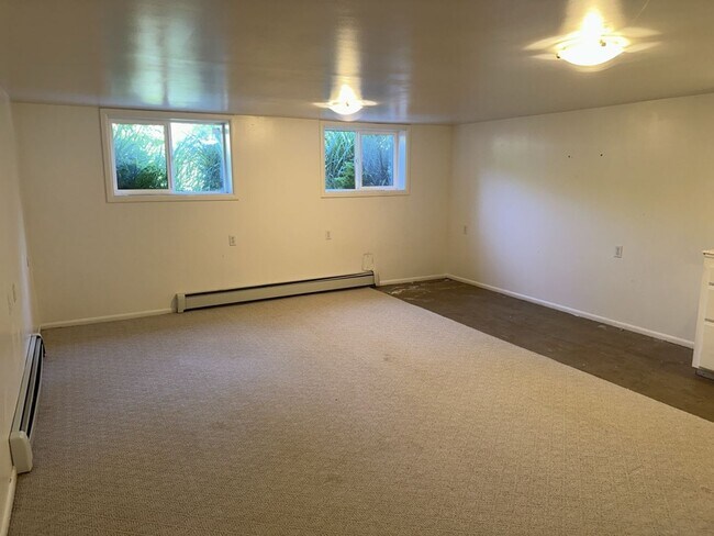 Building Photo - 2000+ sf home is in a great location, pet ...