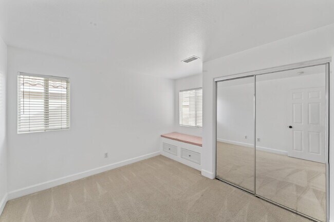 Building Photo - "Charming 3-Bedroom Haven with 2.5 Baths in Santa Clarita – Spacious 1694 Sq Ft Home Awaits!"