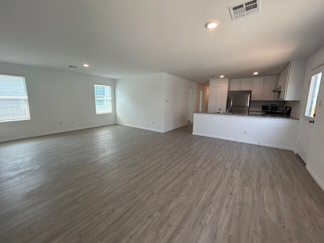 Building Photo - **APPLICATION RECEIVED** BEAUTIFUL 3 Bedroom / 2 Bath Home w/ Community Park & Pool!