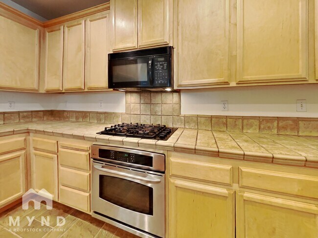 Building Photo - 10114 Upshaw Way