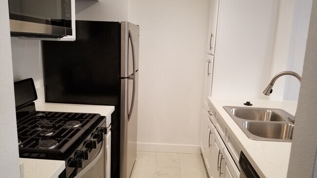 Building Photo - 6525 Woodley Ave