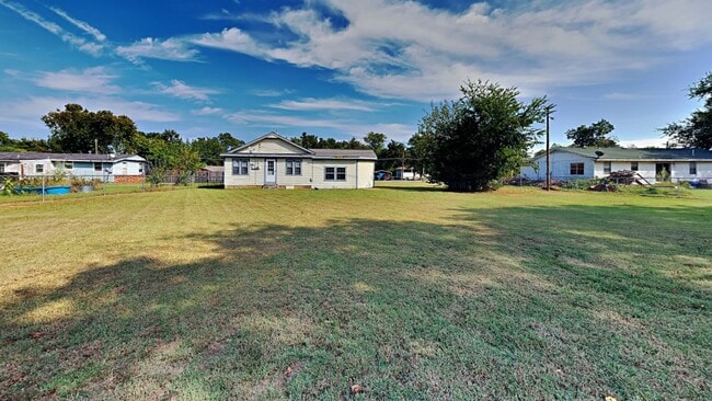 Building Photo - Welcome to this charming 3 bedroom, 1 bath...