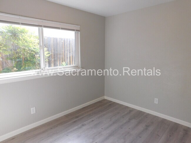 Building Photo - Updated 2bd/1ba Rocklin Halfplex with Garage