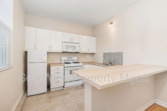 Building Photo - 208 Sanford St