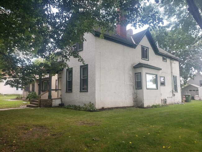 Building Photo - 660 5th St E