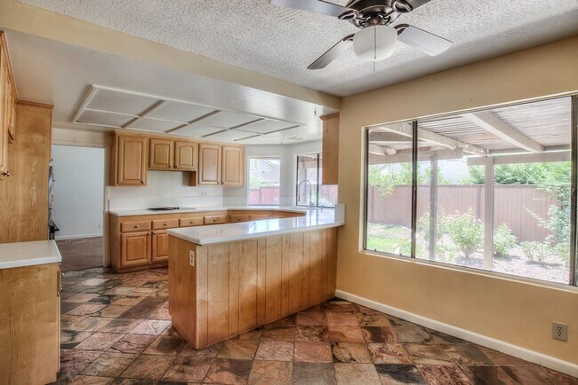 Building Photo - 4546 E Blue Jay Ave