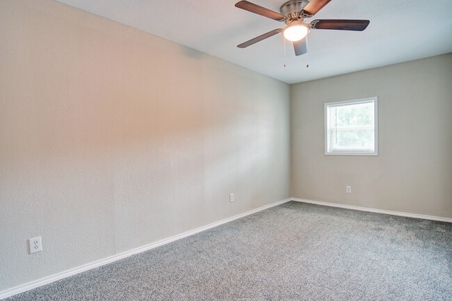 Building Photo - 2402 Ozark Dr