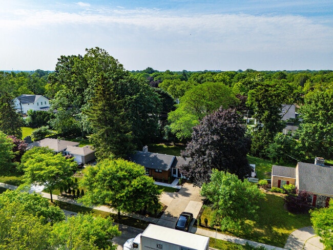 Building Photo - 1528 E Maple Rd