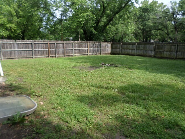 Building Photo - Privacy Fence and a Garage!