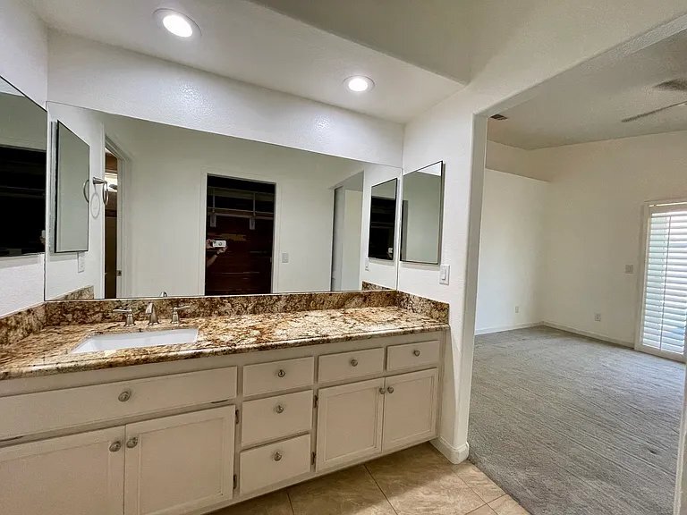 Building Photo - 18120 Lakeview Dr