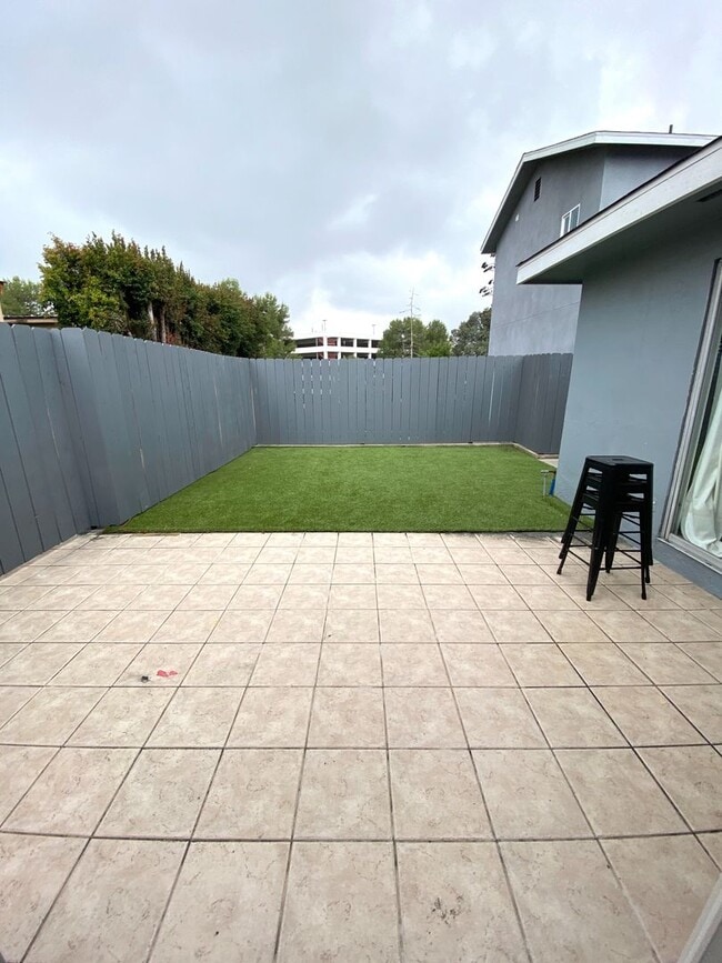 Building Photo - 4BD/2BA, Remodeled Kitchen! Newer Floors!
