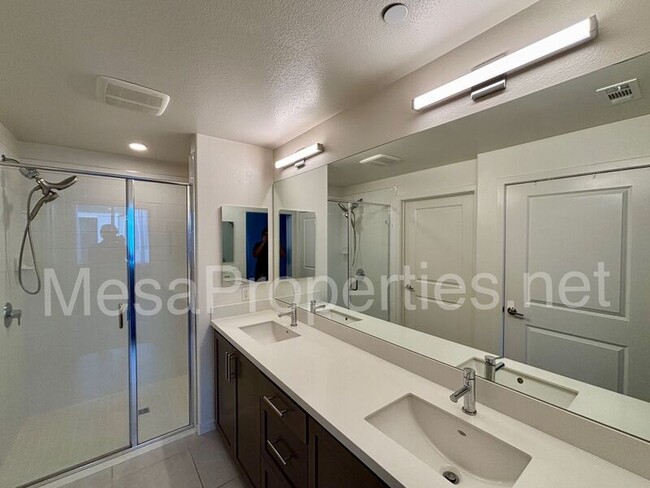 Building Photo - 9352 Solaire Pl