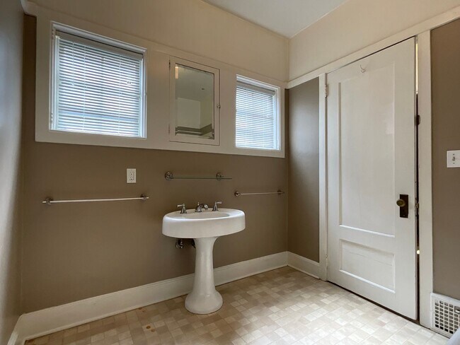 Building Photo - SPACIOUS ONE BEDROOM IN MIDTOWN!!