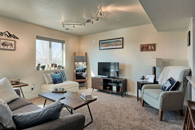 Building Photo - 3 Bedroom 2 1/2 Bath Townhome in Wellington