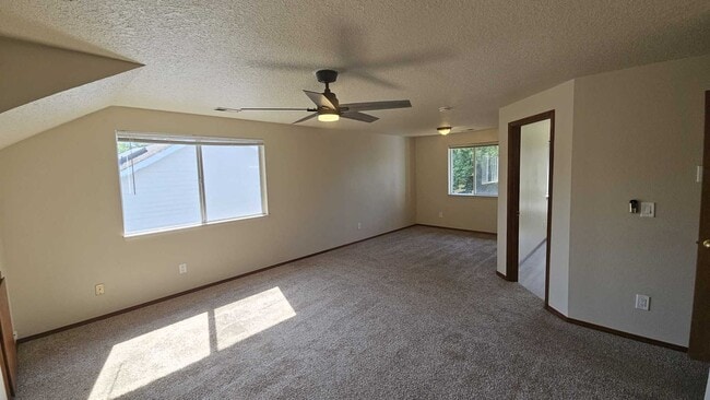 Building Photo - Spacious 2467 sq ft 4 Bedroom 2.5 Bath hom...