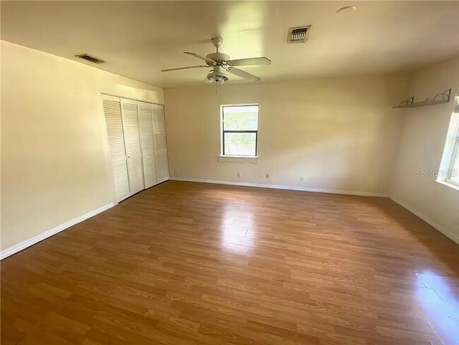 Building Photo - Spacious 3/2 home available now, and conveniently located near downtown and Manatee Hospital