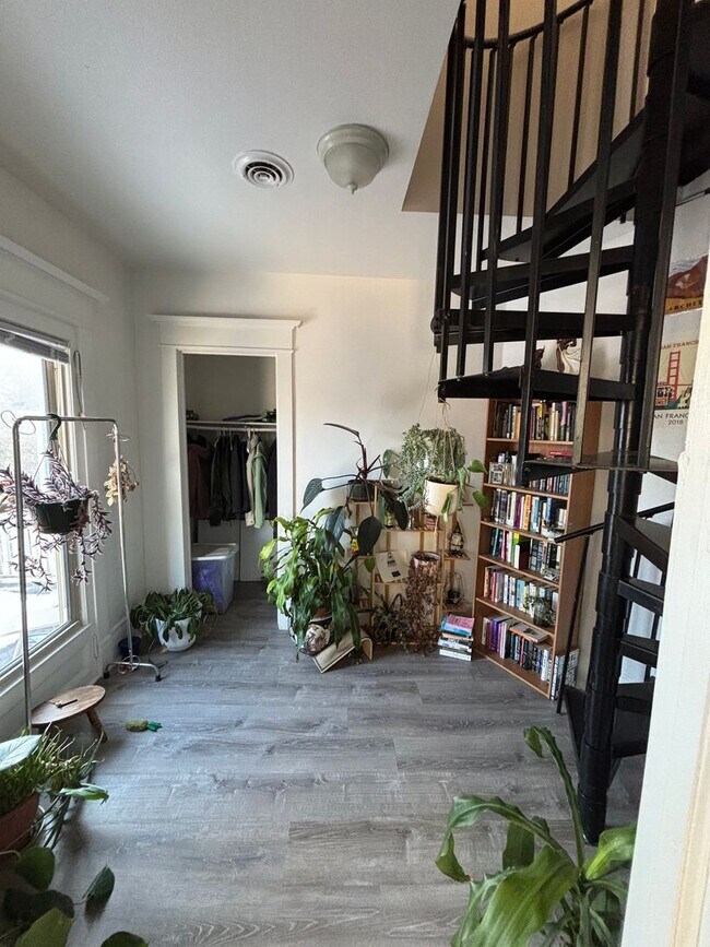 Building Photo - 122-124 E Lloyd