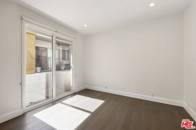 Building Photo - 723 Westmount Dr