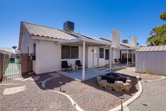 Building Photo - Fully Furnished Single-Story Gem – Spaciou...