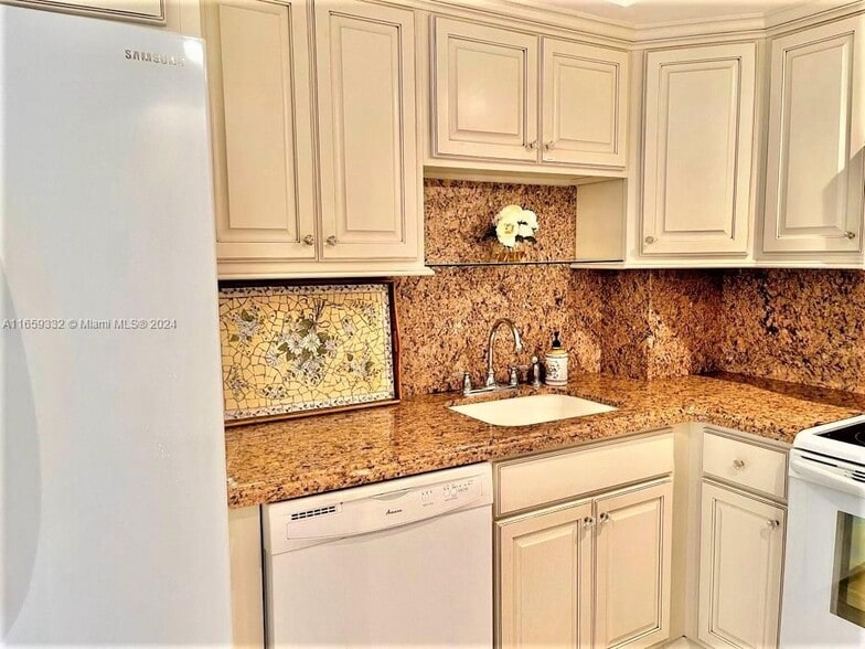 Building Photo - 5005 Collins Ave