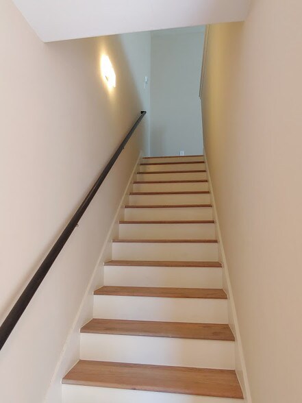 Interior staircase - 4926 Weeping Willow Rd