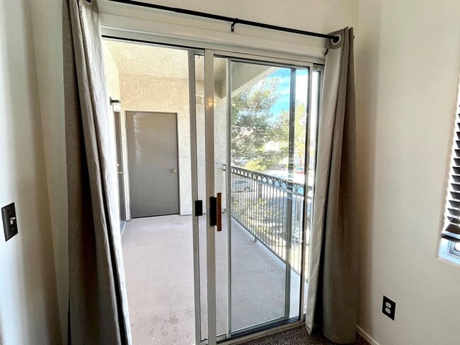 Building Photo - 3 Bedroom Condo located off of Warm Springs and South Durango!!! Southwest Location!