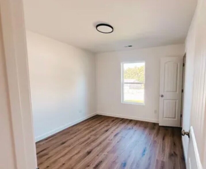 Building Photo - 384 Edgefield St