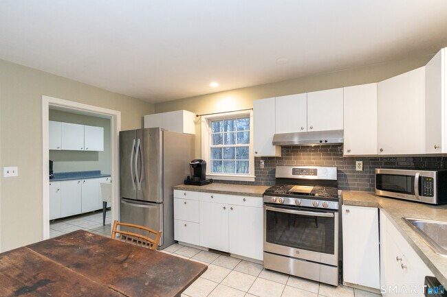 Building Photo - 8 Oak Tree Ln