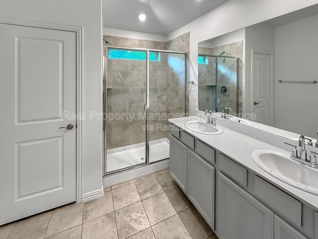 Building Photo - 579 White Water Dr