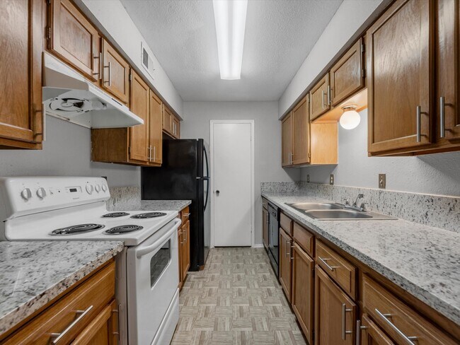 Building Photo - 9700 Leawood Blvd