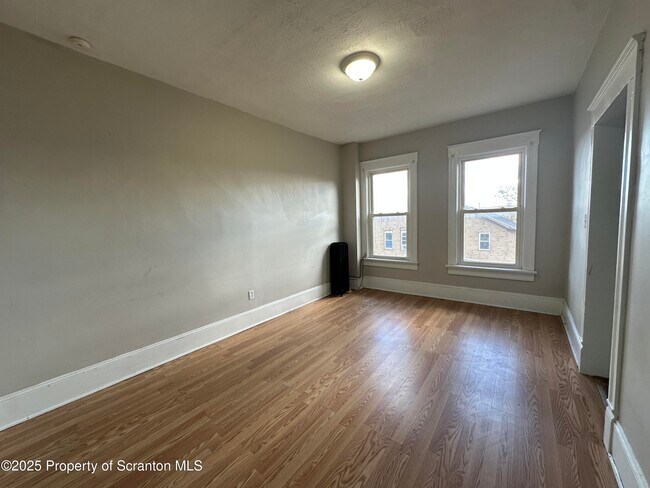 Building Photo - 568 Main St