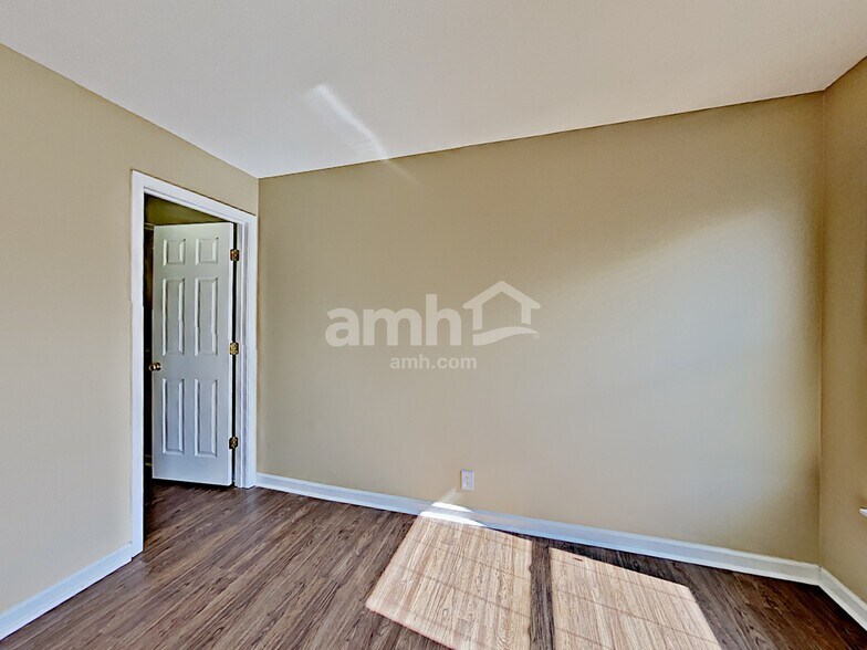 Building Photo - 4060 Longfellow Dr