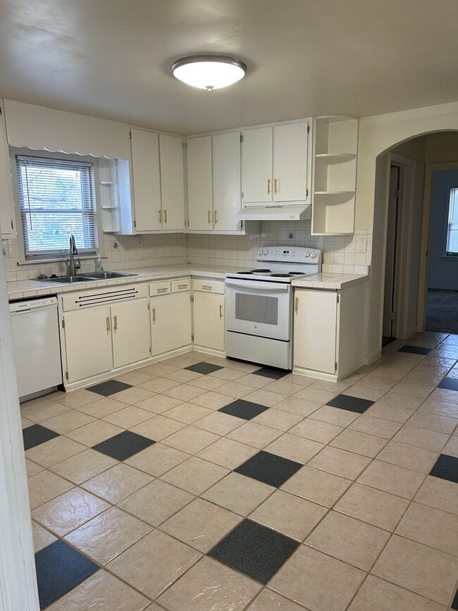 Building Photo - 3 Bedroom 2 Full Bath Home