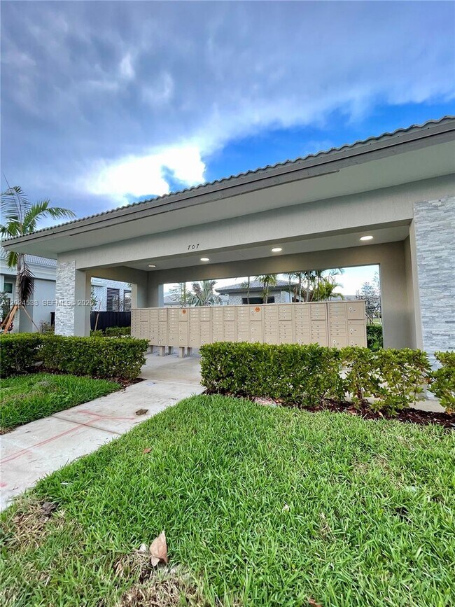 Building Photo - 708 SE 13th Ct