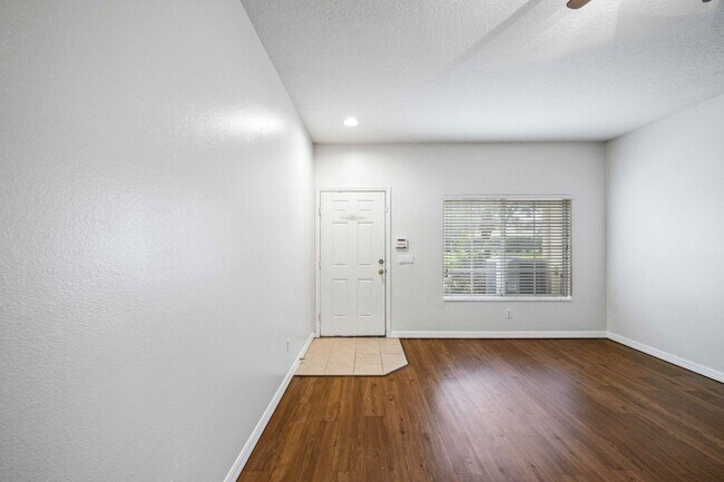 Building Photo - Delightful 2BR, Den /2.5BA Townhouse (Townhomes at Lighthouse Cove)