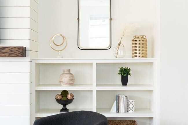 Building Photo - Fully Furnished - Designer Home (Flexible Lease Options)