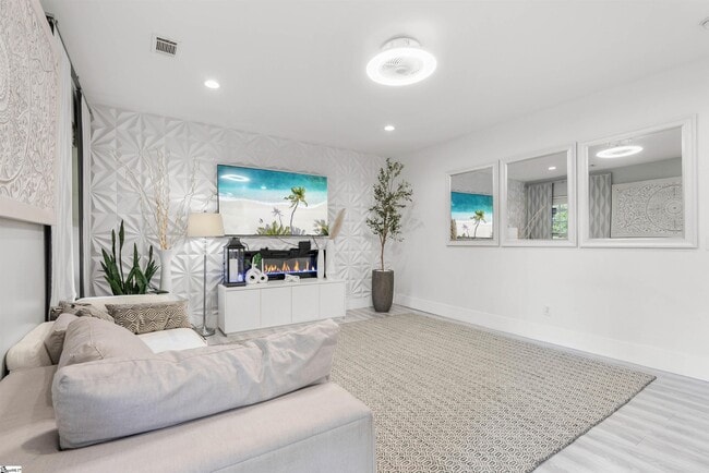 Building Photo - 154 S Lake Emory Dr