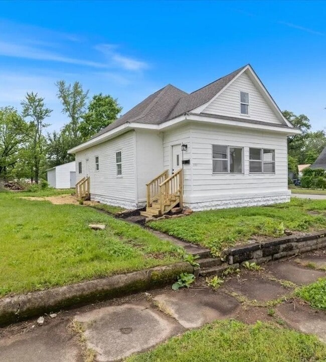 Building Photo - Newly Remolded 4 Bedroom on the Northside