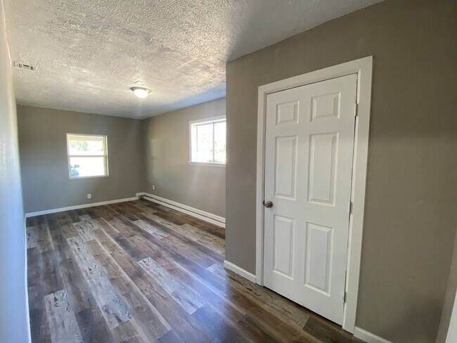 Building Photo - Charming 5 Bedroom House