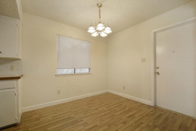 Building Photo - 9410 E Meadow Vale