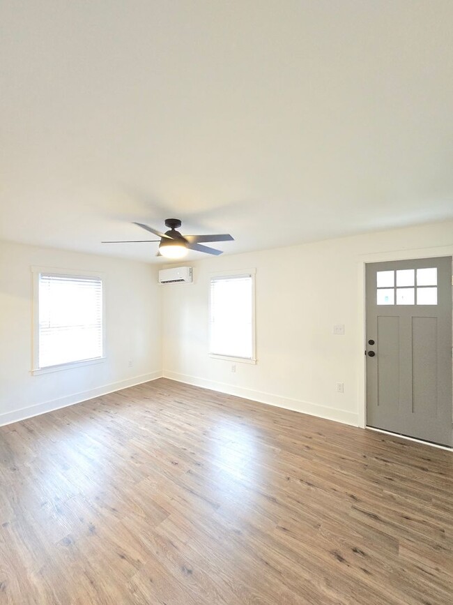 Building Photo - DOWNTOWN WILMINGTON - RENOVATED! Castle St...