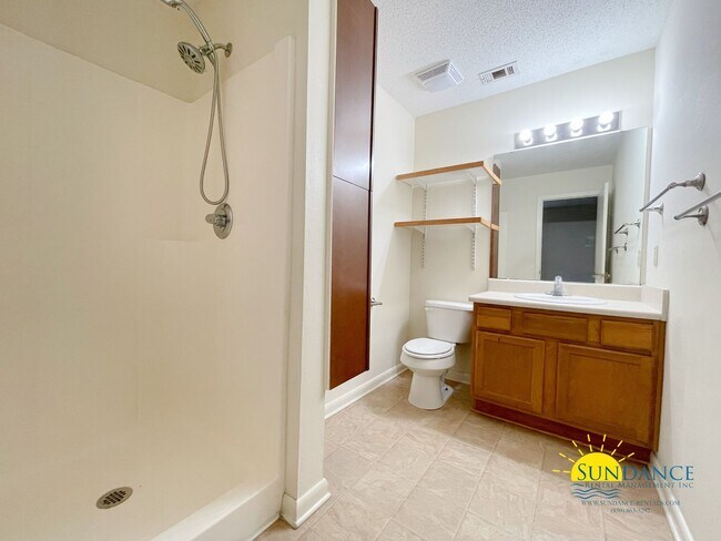 Building Photo - Charming 3-Bedroom plus Office located in between Hurlburt and Eglin AFB!