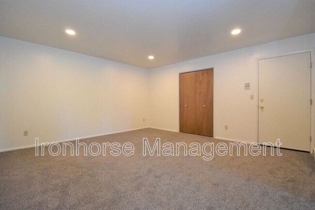 Building Photo - 813 W Villard St