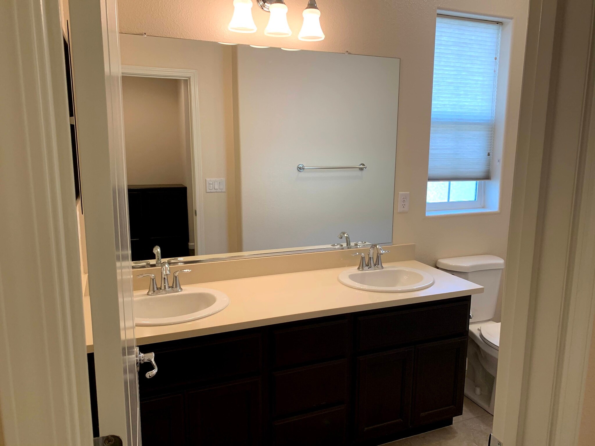 2nd Floor Guest Bath - 5853 Flora Cmn