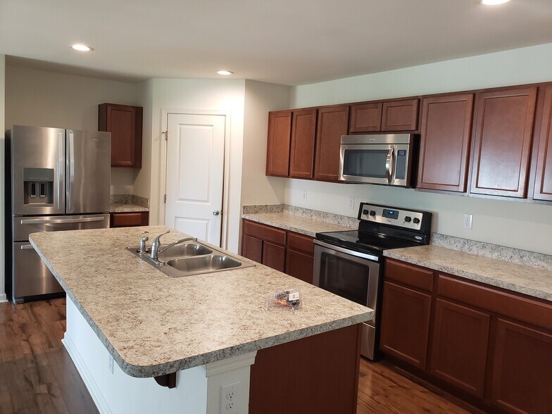 Building Photo - 944 Avondale Dr