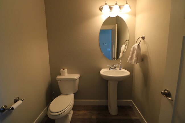 Building Photo - Beautiful 4 bed 3.5 bath townhome in Aspen...
