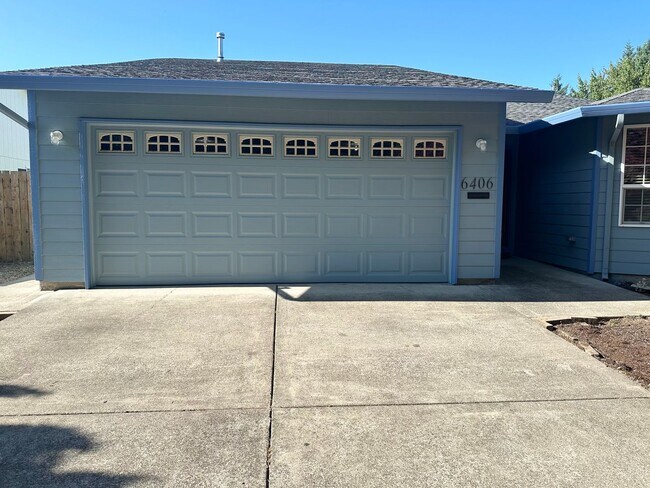 Building Photo - 3 Bedroom 2 Bath Hillsboro Home!