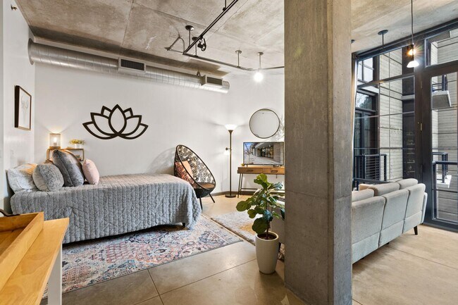 Building Photo - **FURNISHED** Streetcar Lofts studio w/parking/storage/Juliette balcony/fitness center/courtyard ...