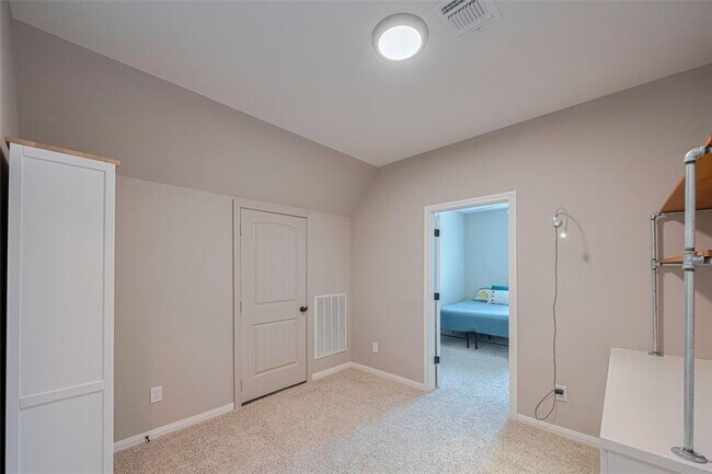 Building Photo - 503 Weisinger Dr